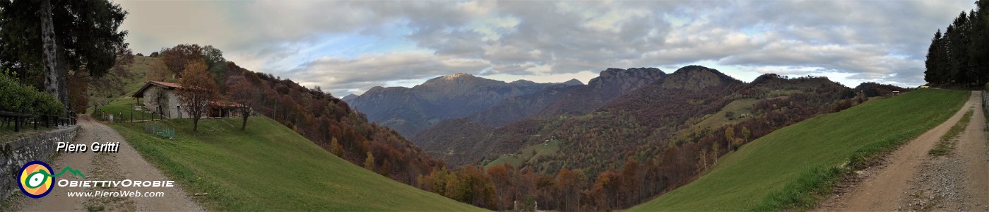 14 Sulla stradetta sterrata con vista verso la Valsassina.jpg